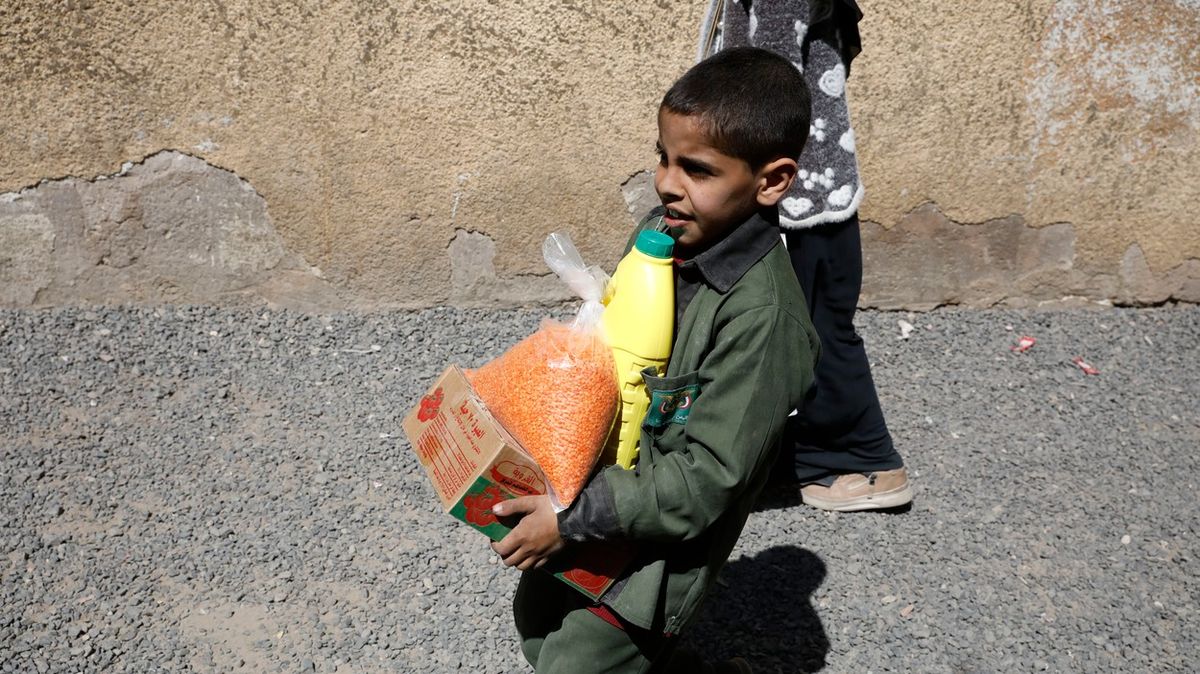 Češky se radovaly z grantu na svačiny pro jemenské dívky, teď je platí samy
